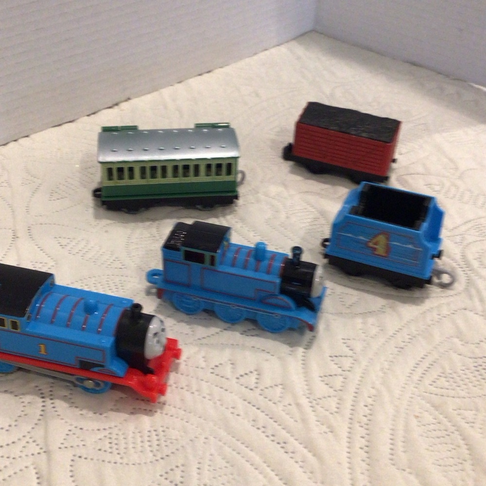 Thomas& Friends engines and cars 2 engines 1coal car open wagon 1 passenger car